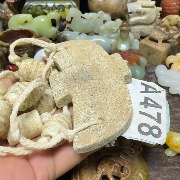 透闪石-蛇纹石玉未镶嵌颈饰