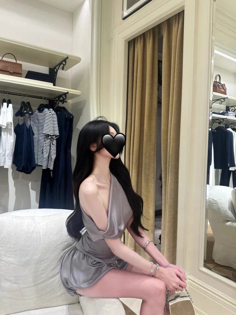设计感褶皱显瘦斜肩短信上衣女蓬松松紧腰花苞短裤气质老钱风套装