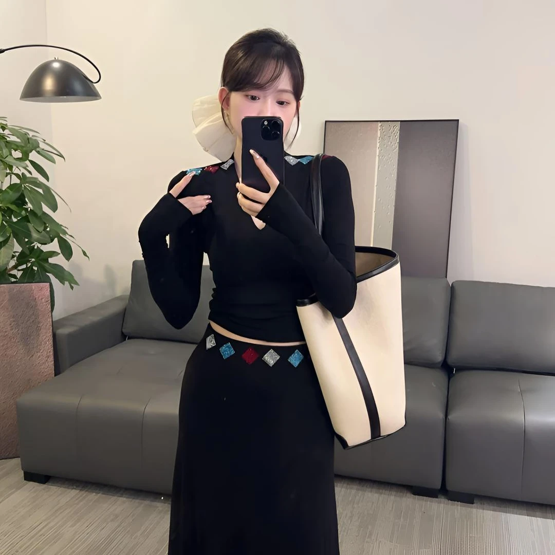 【OS&oneshow】2025秋季新款时尚显瘦烫钻长裙气质V领长袖上衣套装