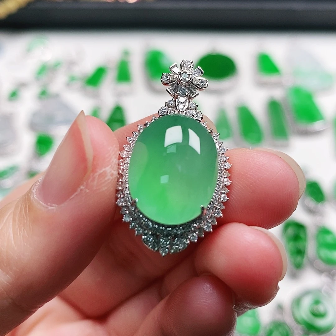 翡翠颈饰18K金镶嵌蛋面