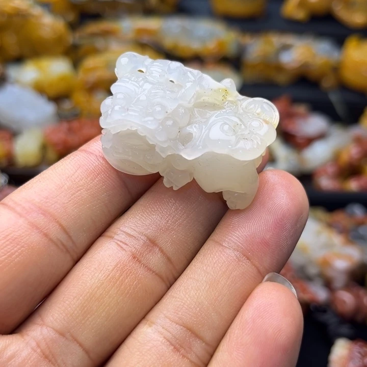 石英质玉（黄龙玉）未镶嵌颈饰
