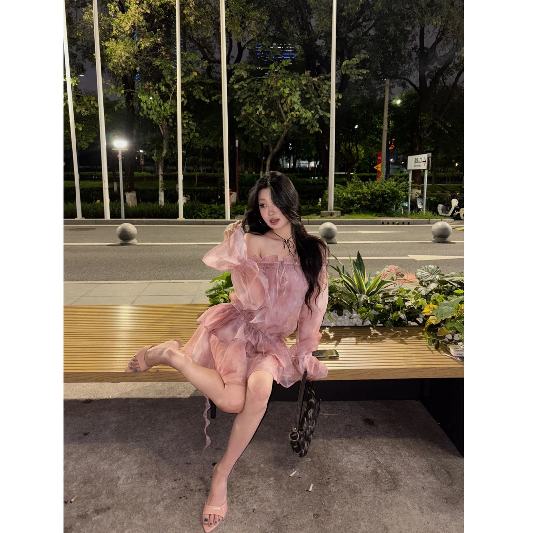 【现货】“浪漫迷踪”粉色仙气透感露肩不规则荷叶边连衣裙1826