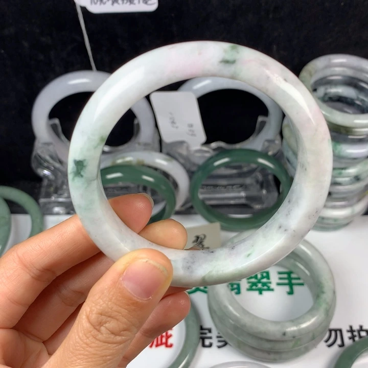翡翠未镶嵌手镯44号。 58.9圈