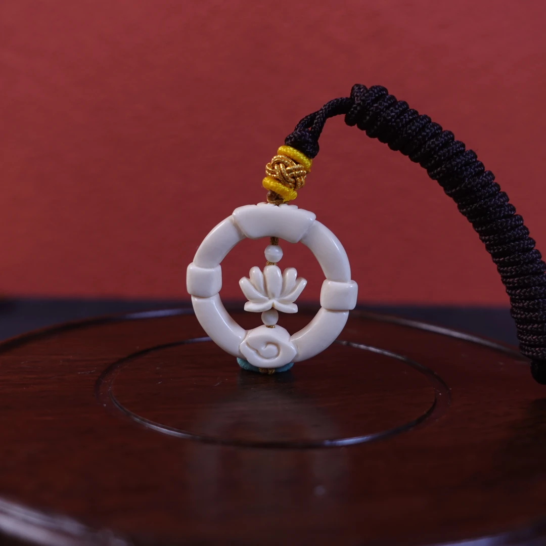 李茜(省大) 猛犸牙莲芯挂件 Y767