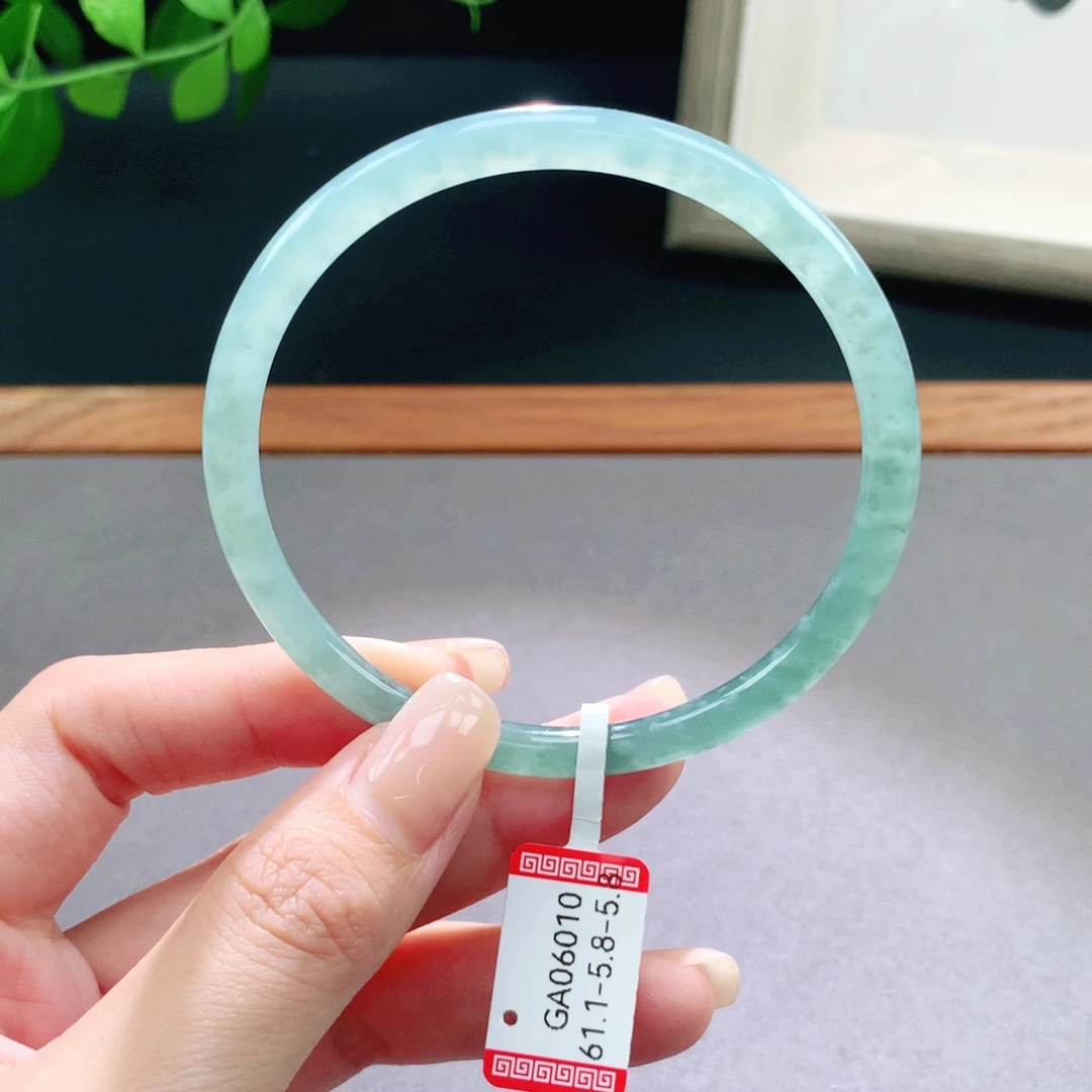 翡翠手镯未镶嵌天然翡翠