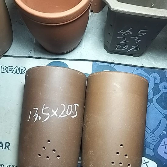 大笔筒两个紫砂花盆