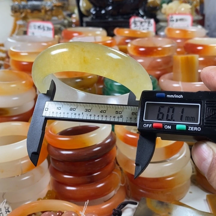 石英质玉(黄龙玉)颈饰合金