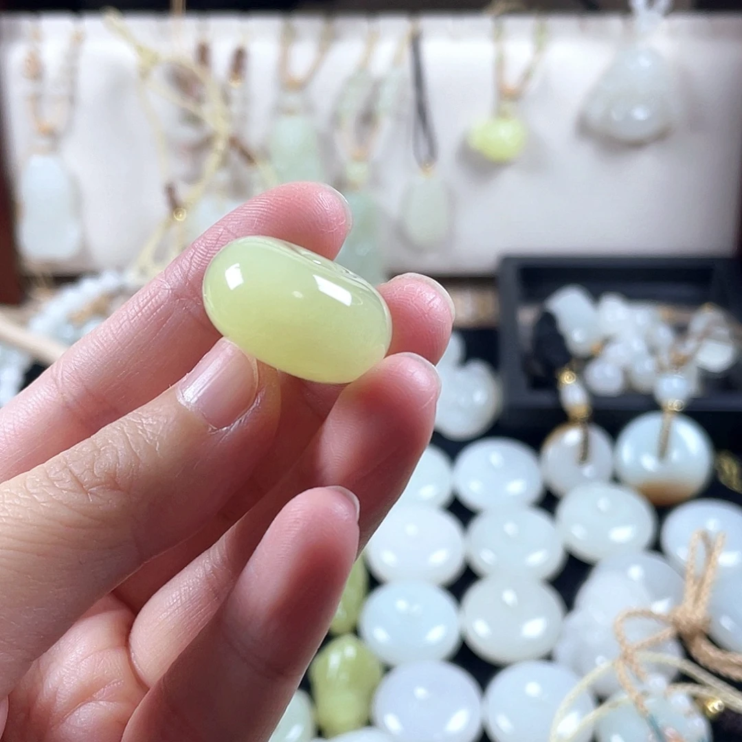 小****和田玉未镶嵌颈饰