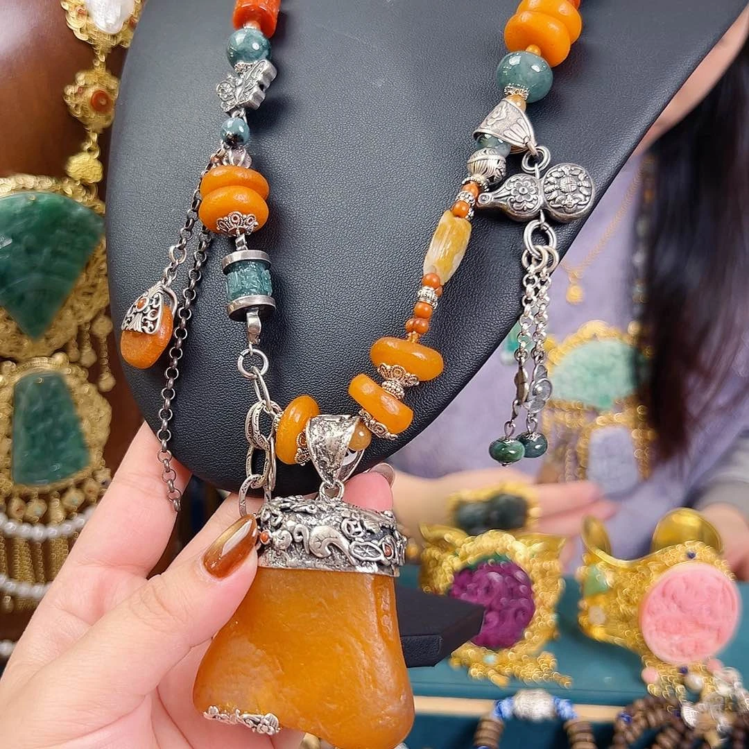 琥珀未镶嵌颈饰国风