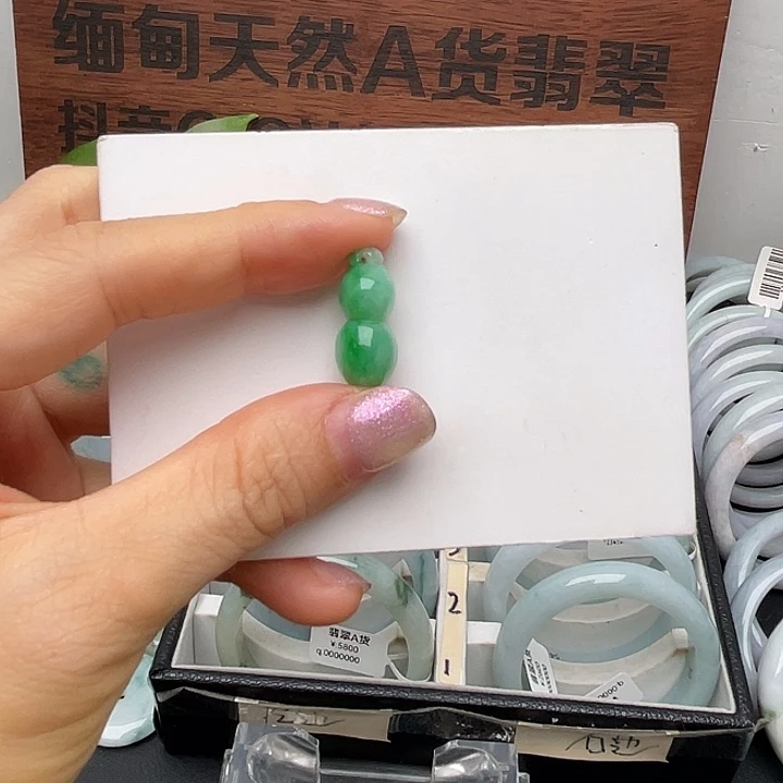 翡翠未镶嵌颈饰葫芦吊坠