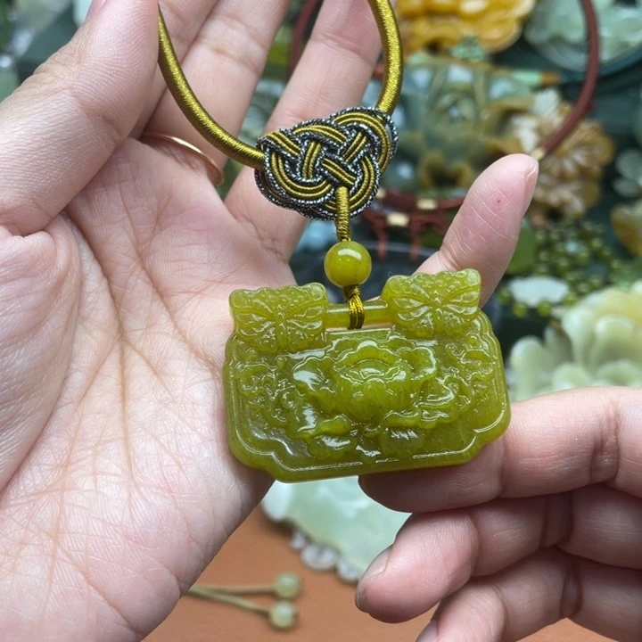 蛇纹石玉吊坠合金