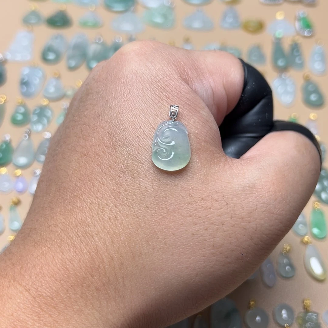 翡翠颈饰18K金镶嵌如意