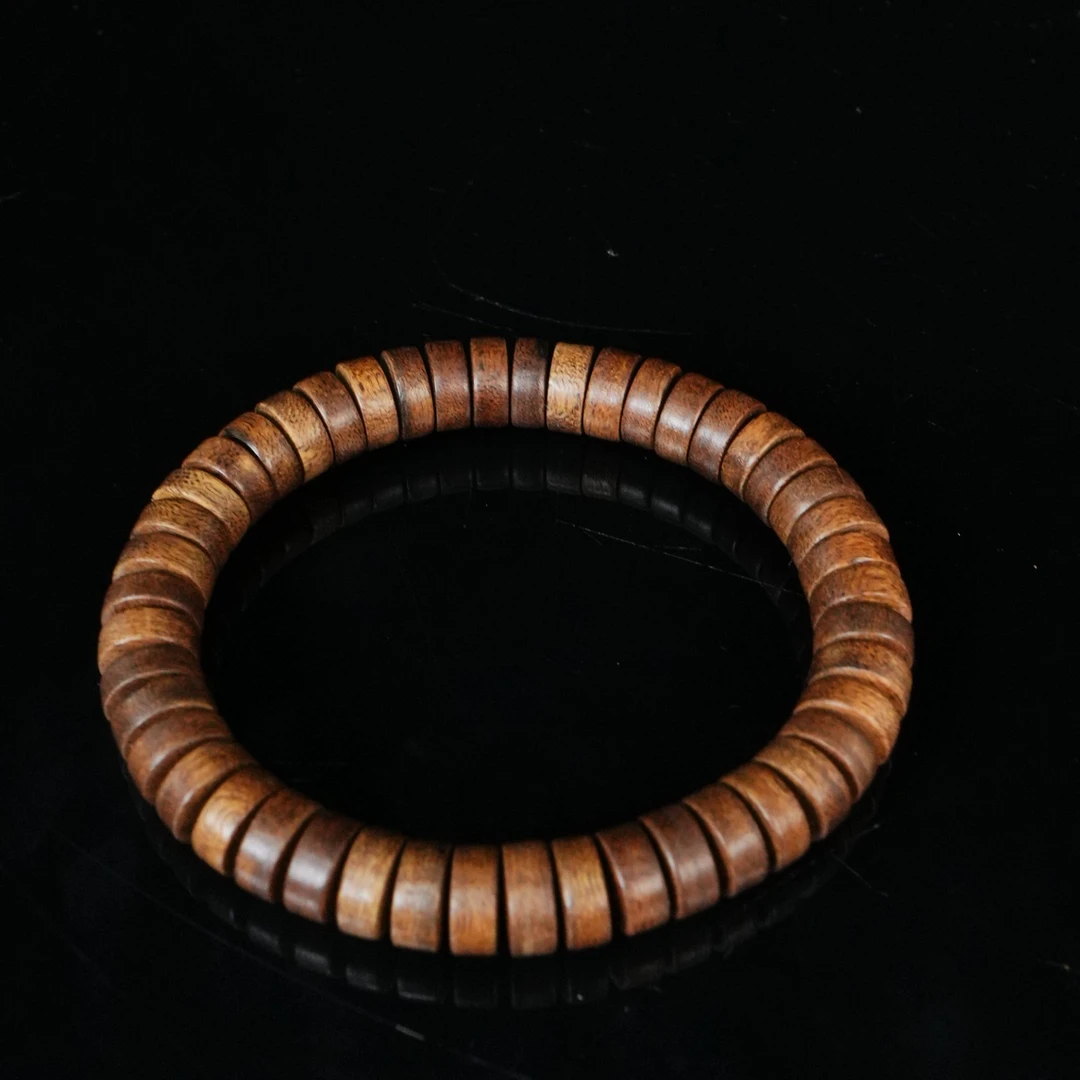 5919 马拉OK沉香土沉黄油9分沉随形串 0.9x0.4cm  5.81g