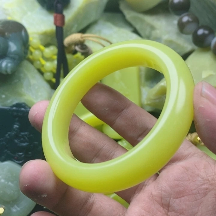 轻***光布新疆若羌黄玉手镯56