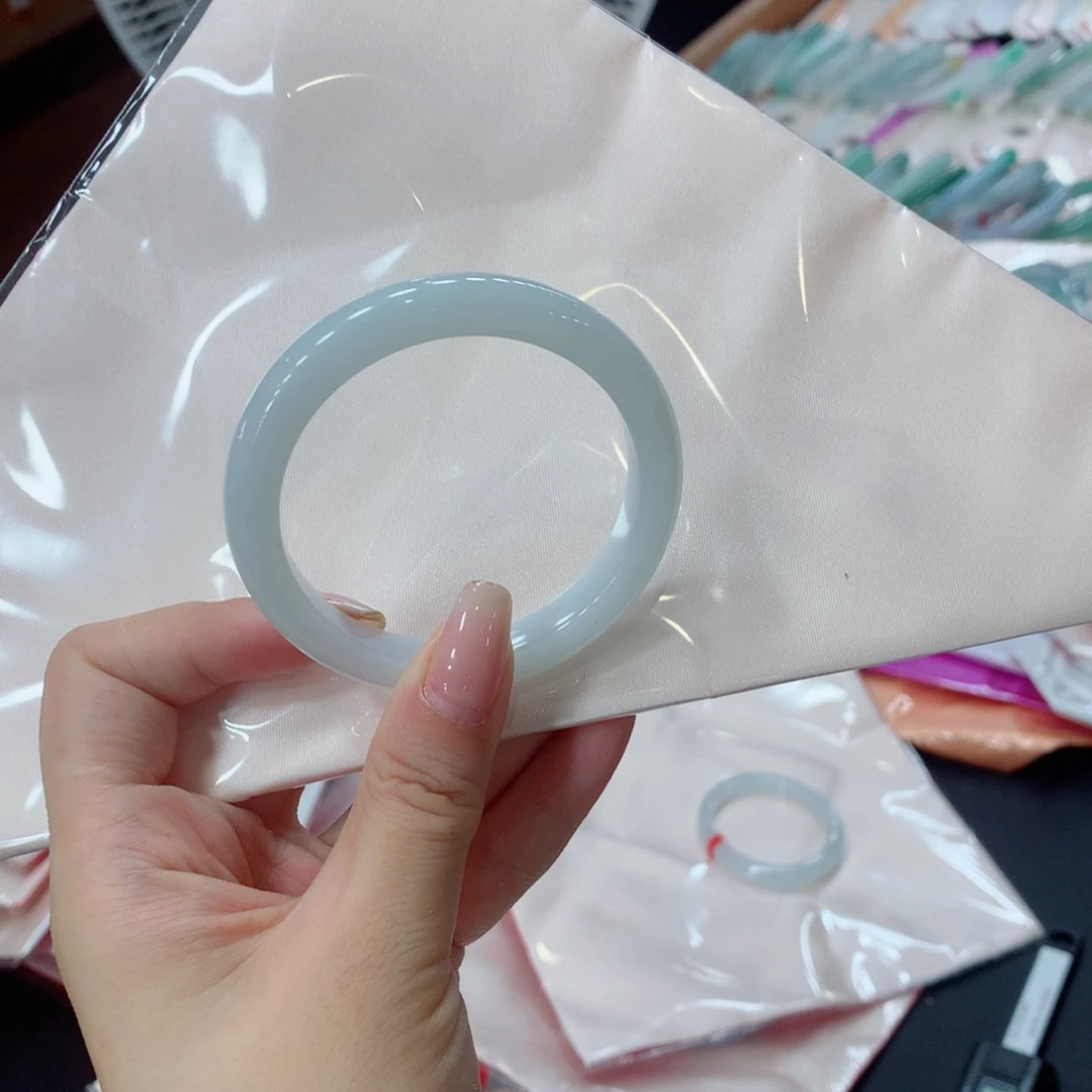翡翠手镯未镶嵌空*人买断