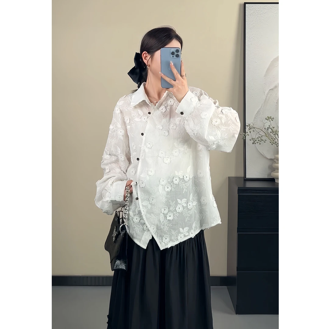 YAMM~春季新款宽松显瘦设计感立体花斜襟长袖白衬衫