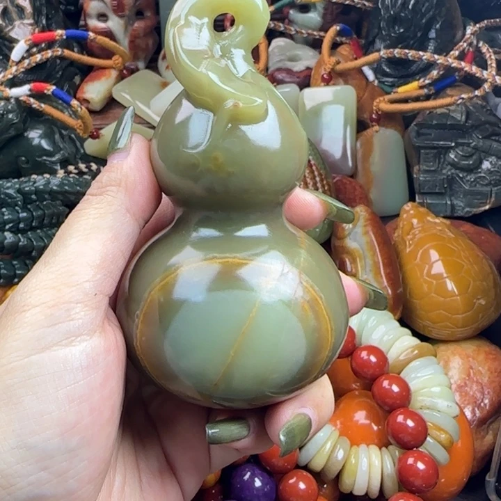 透闪石质玉未镶嵌珠宝奇石