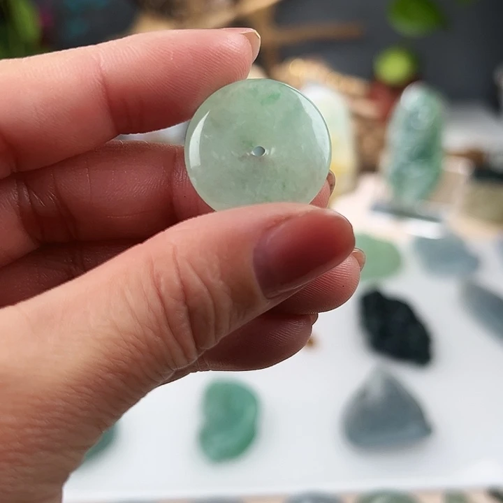 翡翠未镶嵌颈饰平安扣