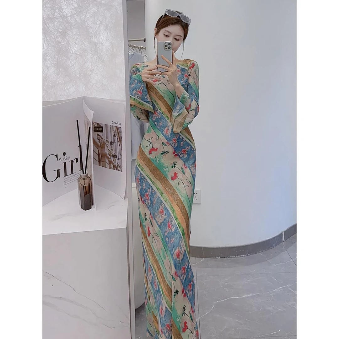 今年流行花色连衣裙2025夏季薄款独特漂亮法式显身材掐腰包臀长裙