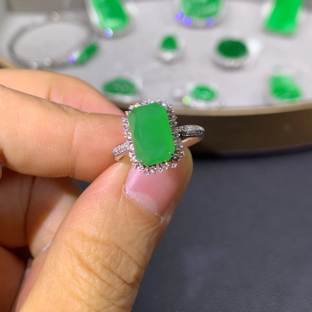 翡翠戒指18K金镶嵌翡翠