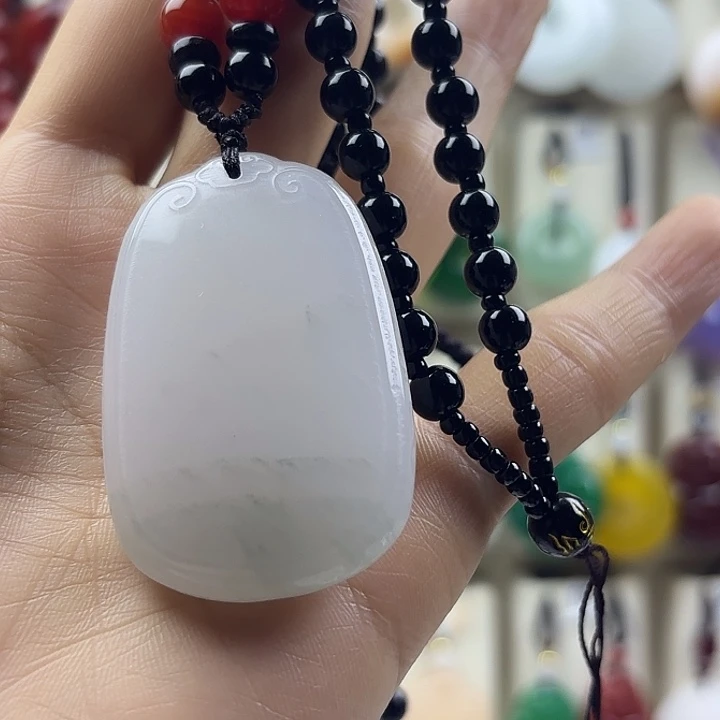 辉***煌石英质玉未镶嵌颈饰