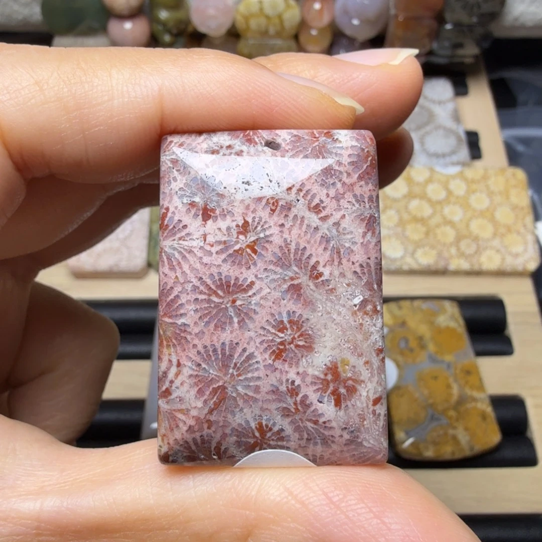 硅化玉未镶嵌紫红花，有骨骼