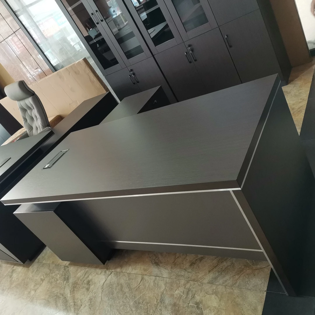 科技木+铁灰办公桌含边柜（1800*1600*760）