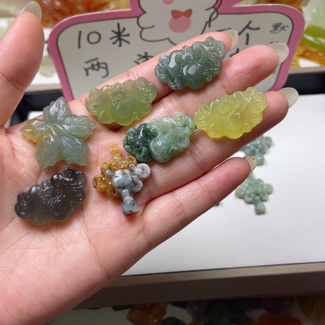 刀***熊未镶嵌蛇纹石玉颈饰