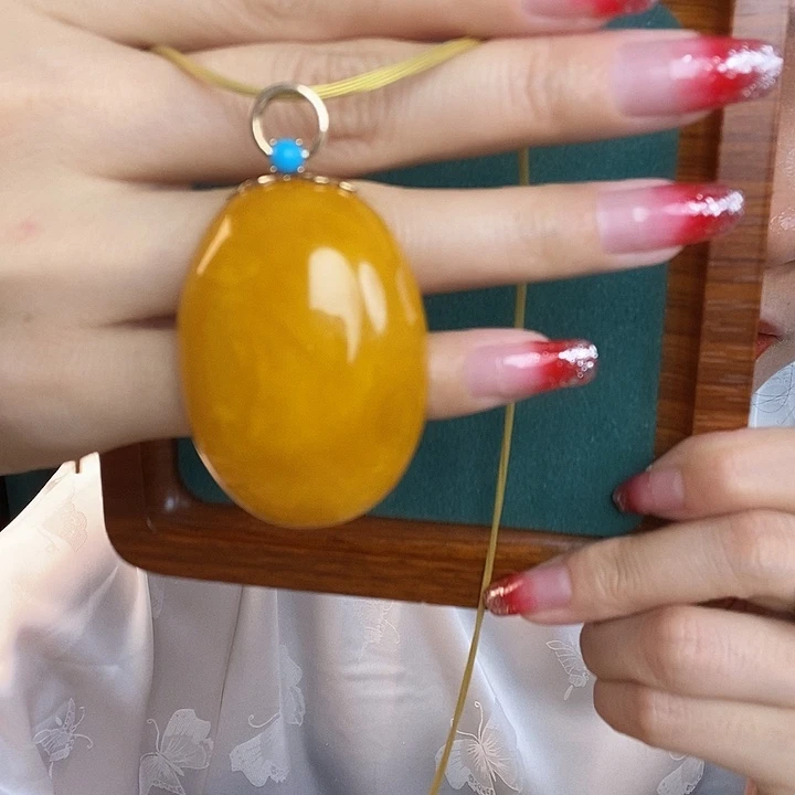 18K金镶嵌颈饰蜜蜡吊坠