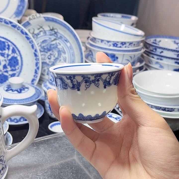 碗青花玲珑小茶杯
