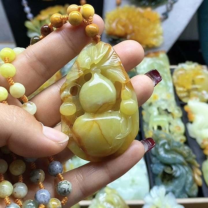 蛇纹石玉挂件未镶嵌