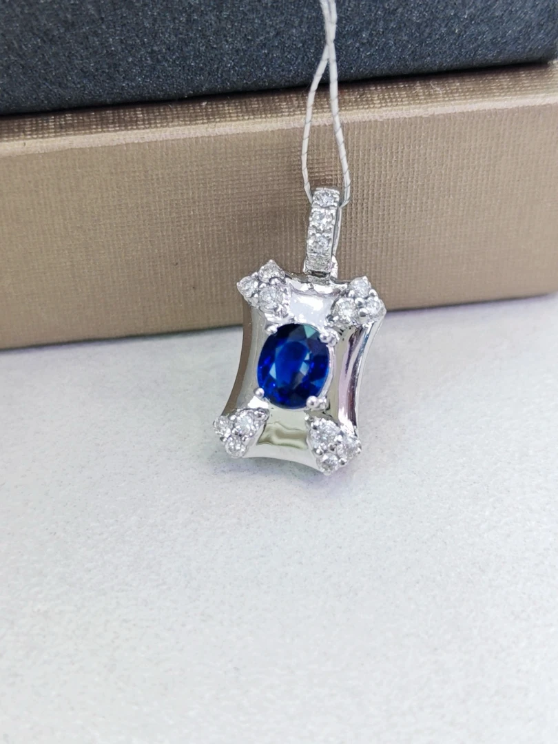 18k金镶嵌蓝宝石吊坠0.60