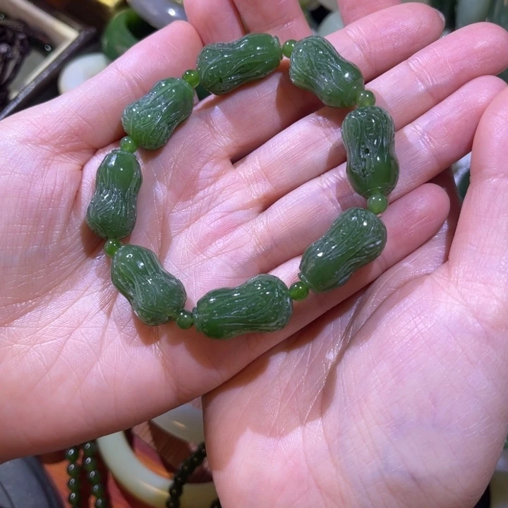 诚***。和田玉（碧玉）未镶嵌颈饰