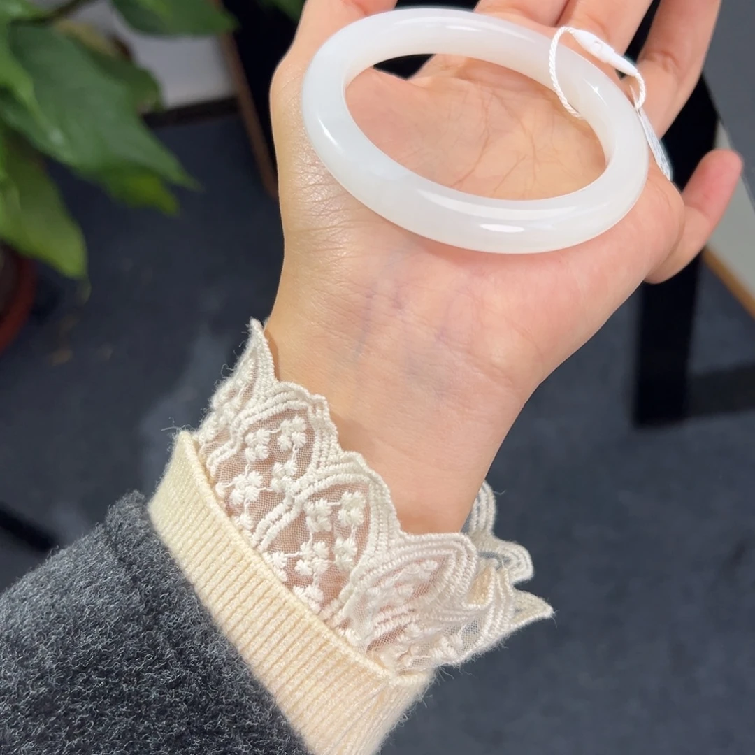 和田玉未镶嵌手镯有细纹