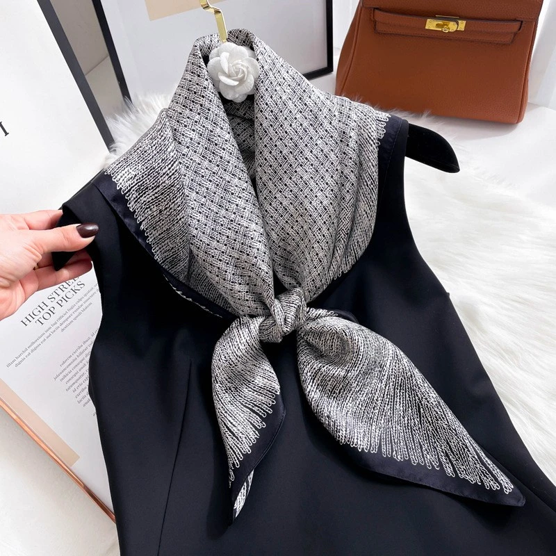 90真丝大方巾女桑蚕丝丝巾春季新款小香风百搭装饰领巾围巾礼盒装