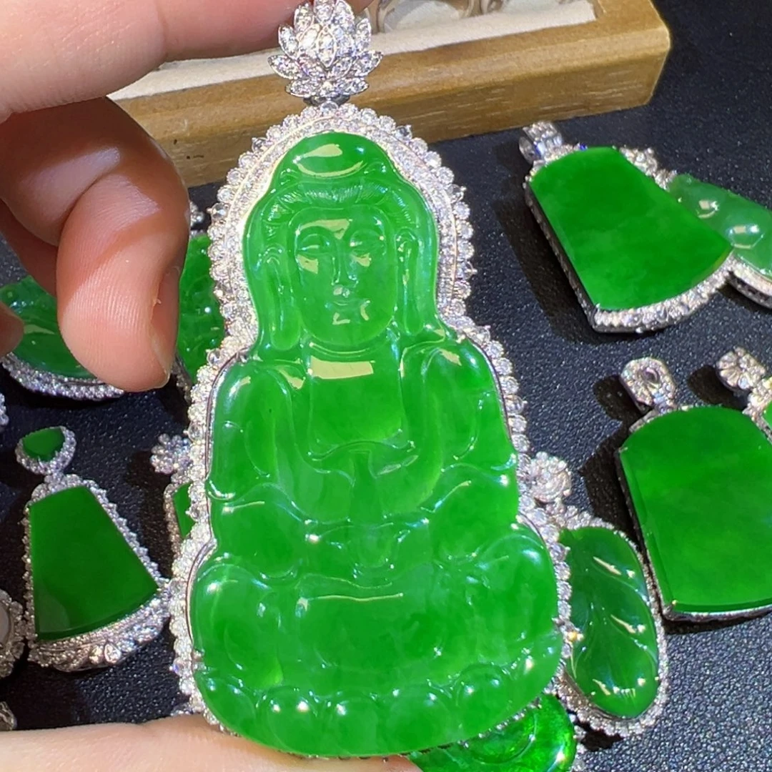 翡翠18K金镶嵌颈饰