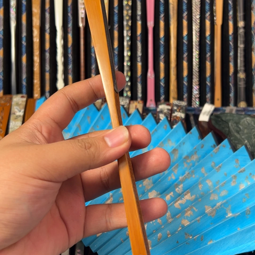 是***瑞扇子扇子的设计也非常漂亮