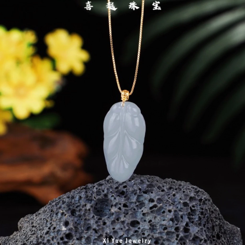 喜越珠宝 18k金镶嵌高冰烟紫叶子30*15*5.5赠链(天然和田玉)