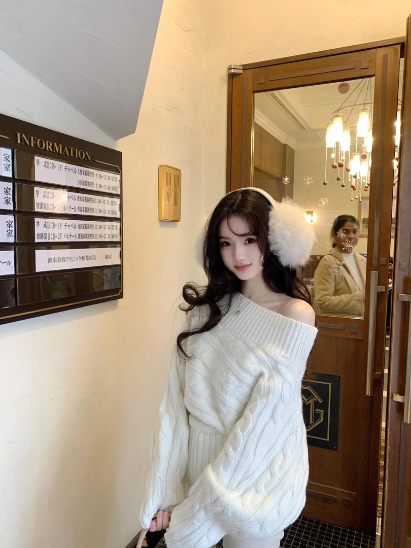 韩系绝美好看白色一字肩毛衣女冬季厚慵懒高级感露肩软糯针织上衣