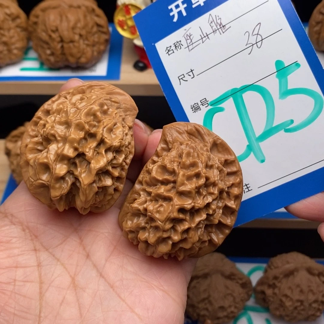 文玩核桃吊坠座山雕核桃