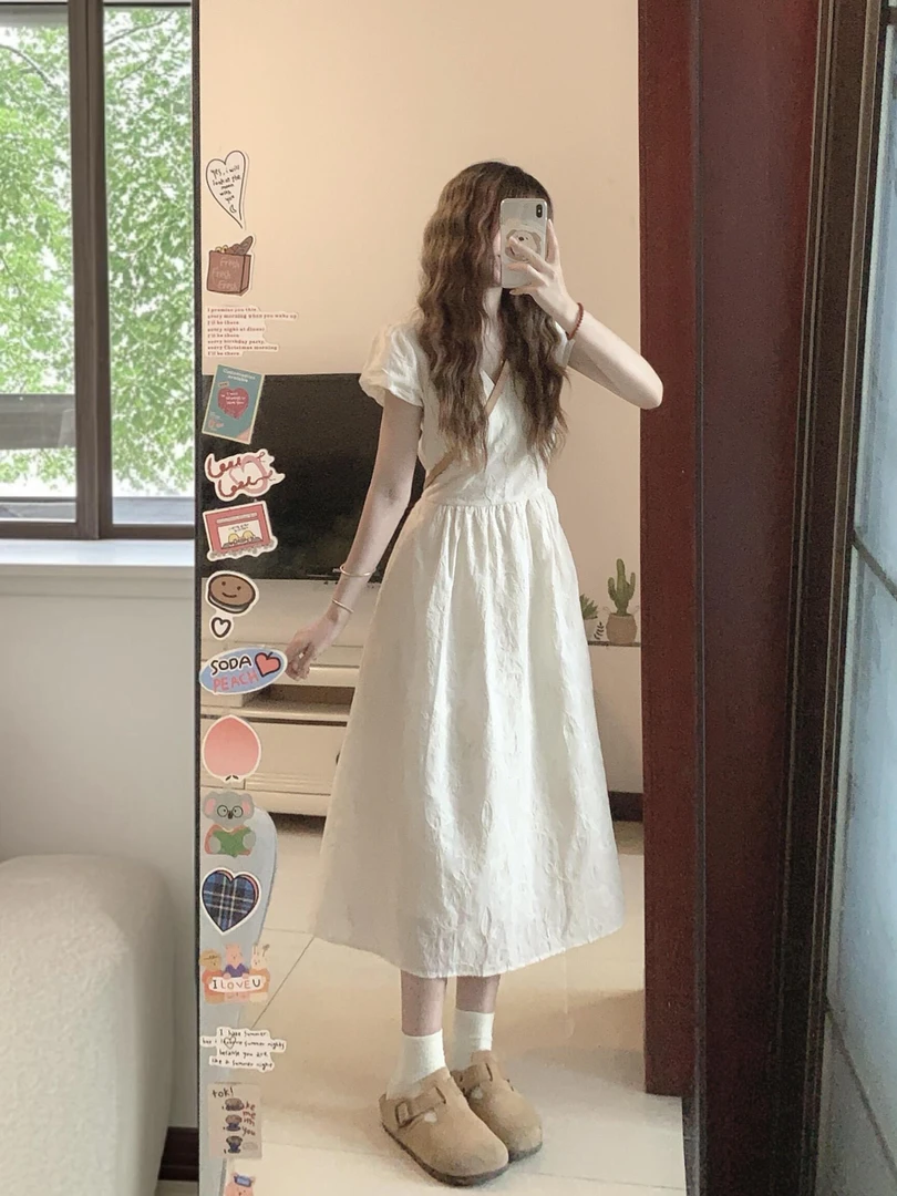 法式复古V领灯笼袖连衣裙女2025夏季新款高级感收腰显瘦气质长裙