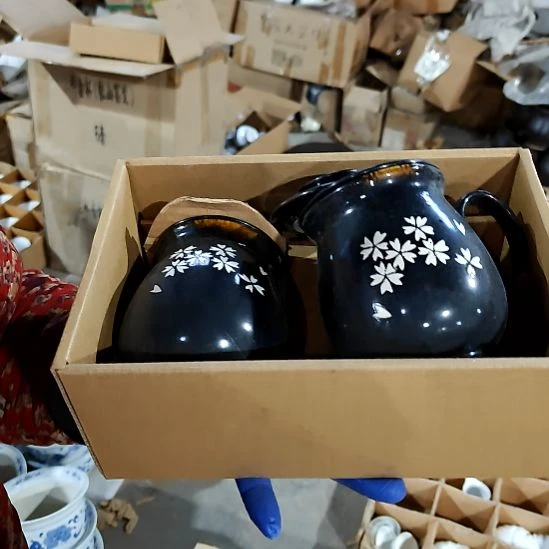 瓷片盘子碗茶壶啥都有