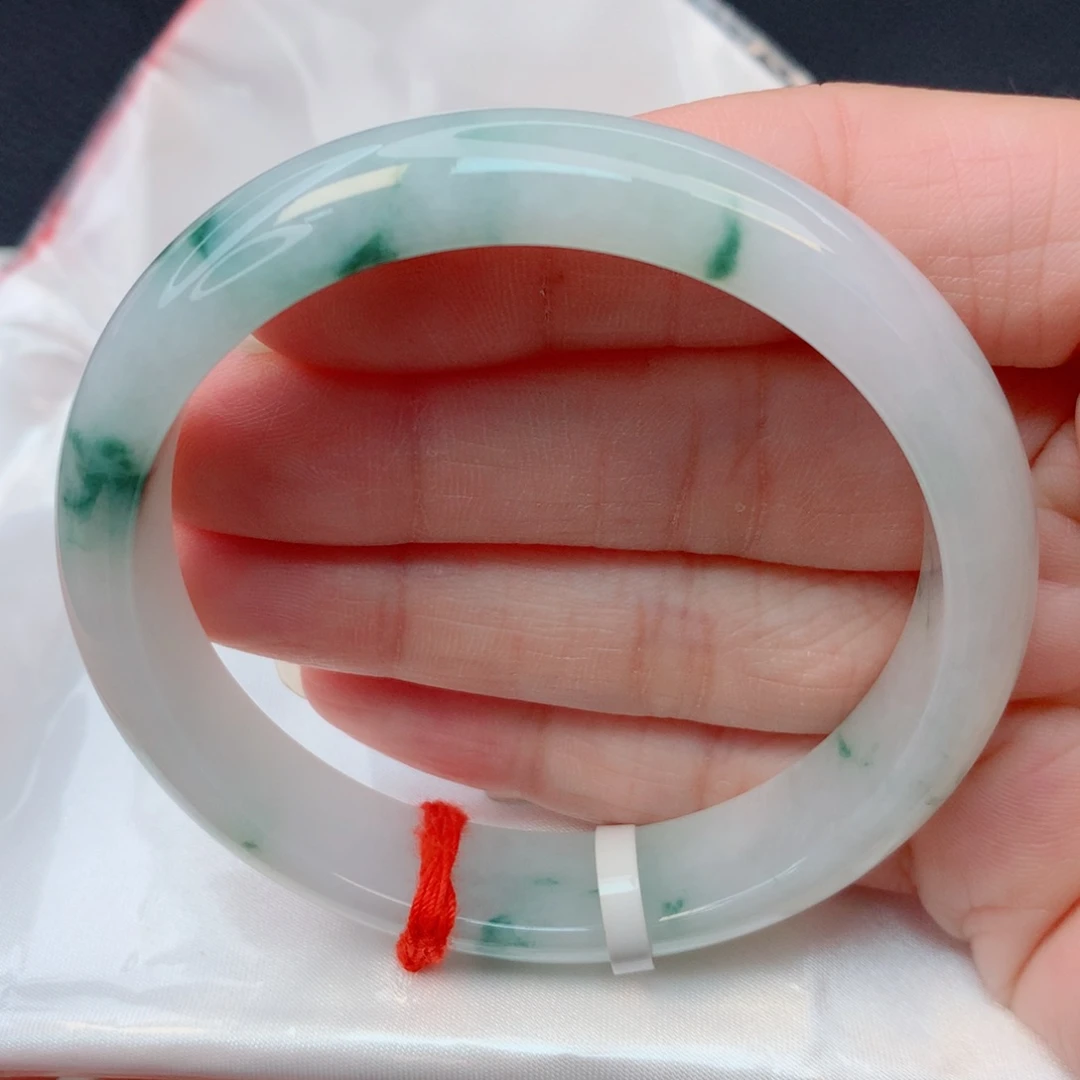 翡翠未镶嵌手镯55.8圈 白底飘绿花有纹