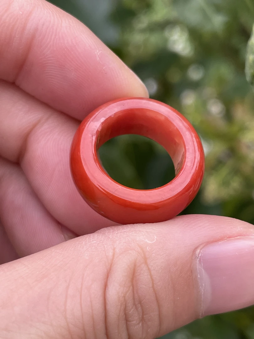精品南红配饰跑环，颜色红润，内径14.5mm，整体尺寸22.5x8.6mm