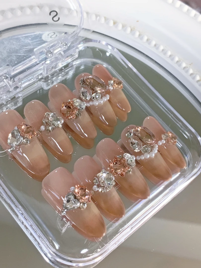 榛果拿铁｜穿戴甲显白气质优雅带钻款珍珠法式奶茶色温柔长款美甲