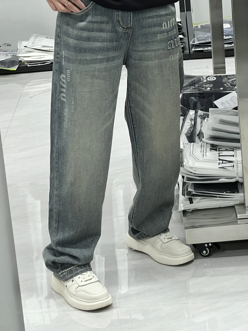 2025夏季新款男士潮牌字母压花直筒牛仔裤3756