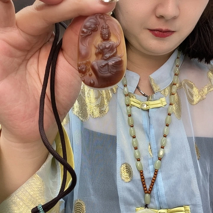 善***人颈饰未镶嵌和田玉