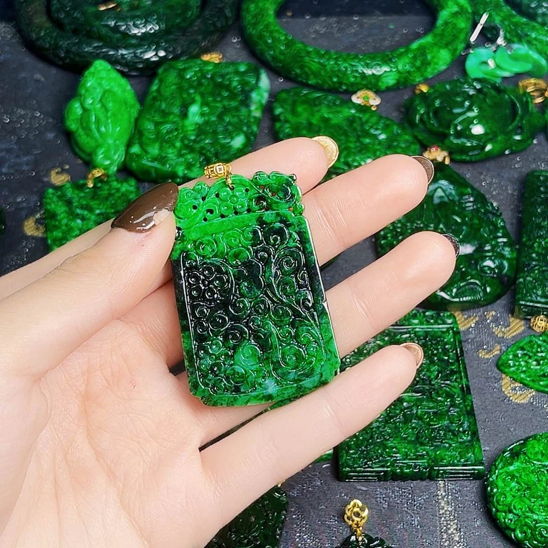 颈饰18K金镶嵌翡翠多样性