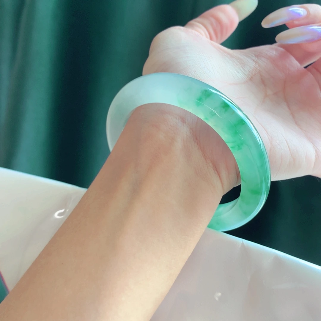 翡翠未镶嵌手镯54.5泥鳅背 冰飘绿种色兼备起胶 灵