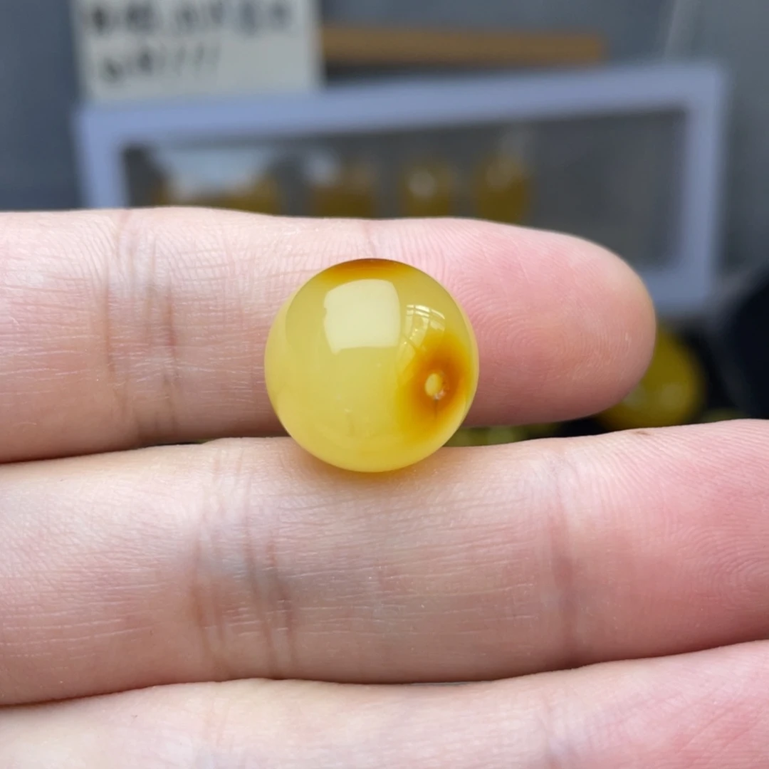 用***看蜜蜡未镶嵌珠宝奇石圆珠一颗约15毫米多有瑕疵